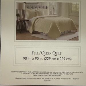 NIB Elegant light Cream or off white Scalloped Tiles Full/Queen SZ Quilt